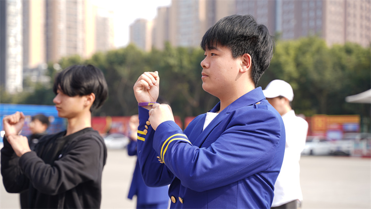 國防風(fēng)采！新華國防少年不怕練！