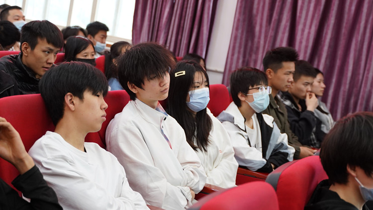 大咖新華行|四川小白球揮桿成就就業(yè)夢(mèng)想