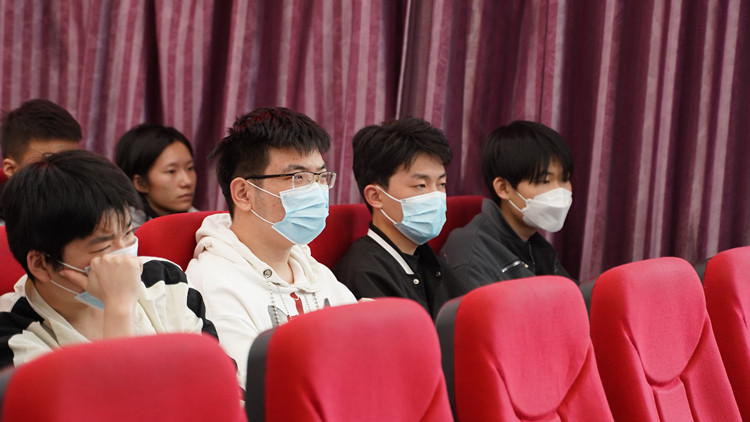 大咖新華行|四川小白球揮桿成就就業(yè)夢(mèng)想