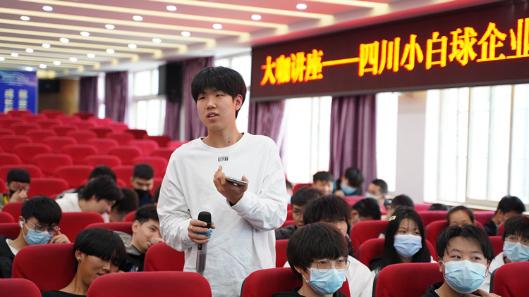 大咖新華行|四川小白球揮桿成就就業(yè)夢(mèng)想