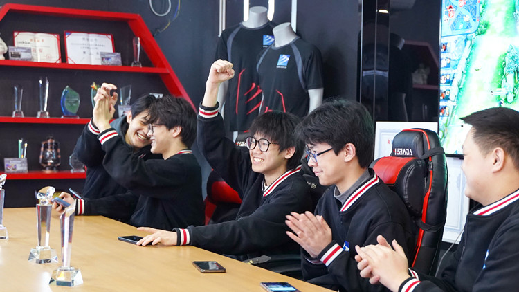 RNG三比二奪冠！電子競技行業(yè)崛起