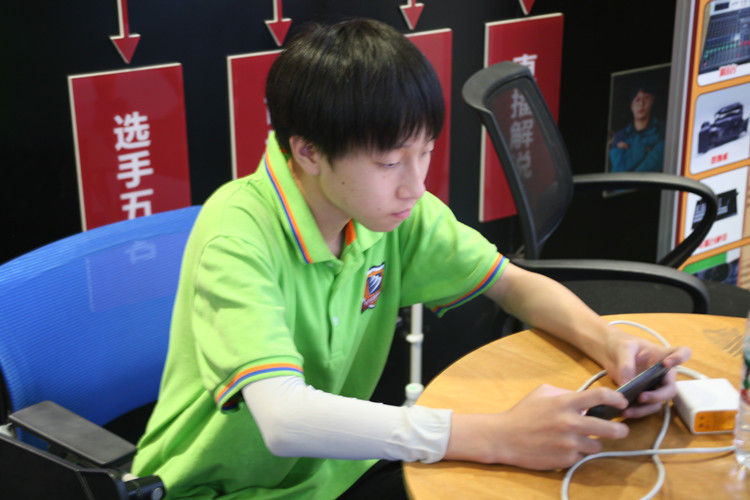 轉(zhuǎn)學(xué)逐夢(mèng)，競(jìng)技新華