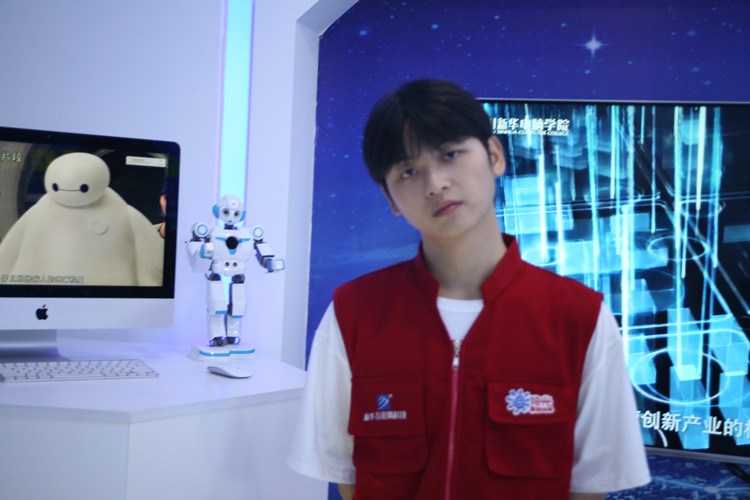 新華學(xué)子|勇攀高峰，研精覃思