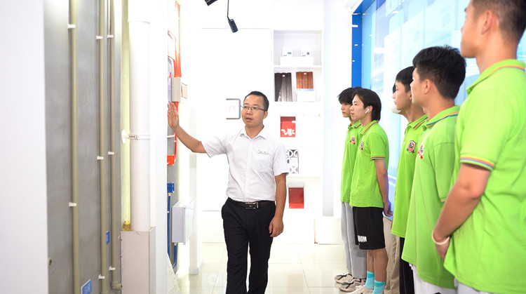 鶴發(fā)銀絲印日月，丹心熱血沃新花