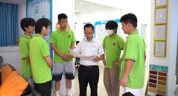 鶴發(fā)銀絲印日月，丹心熱血沃新花