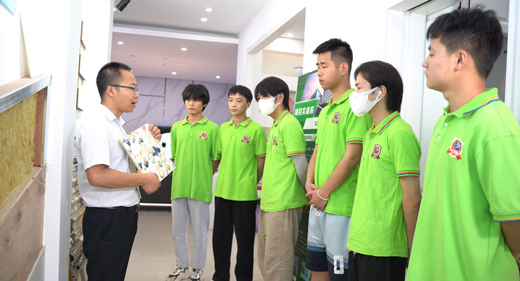 鶴發(fā)銀絲印日月，丹心熱血沃新花