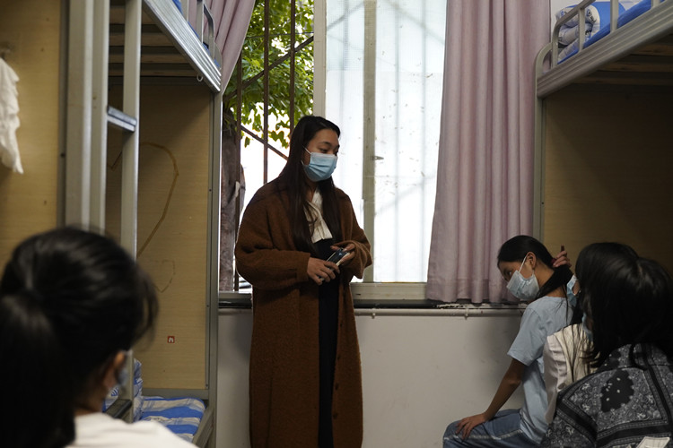 疫情賽風(fēng)雪，師恩駐新華