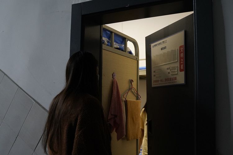 疫情賽風(fēng)雪，師恩駐新華