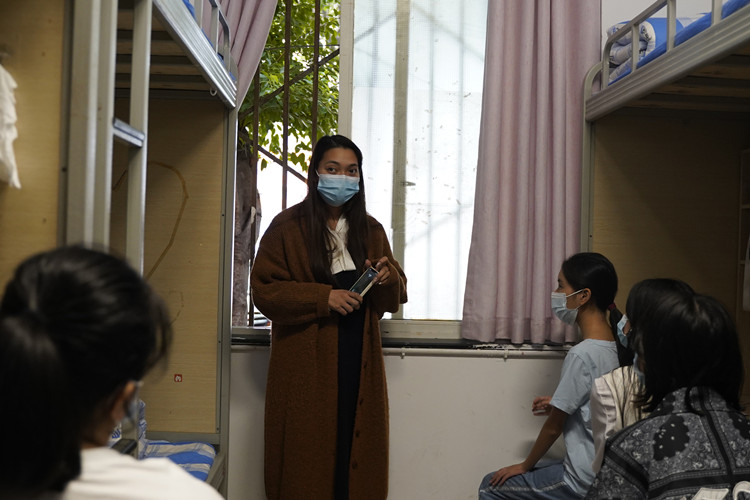 疫情賽風(fēng)雪，師恩駐新華