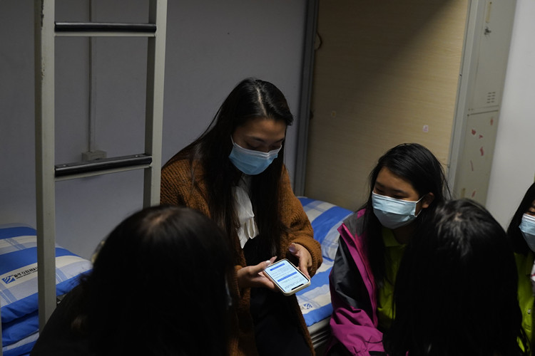 疫情賽風(fēng)雪，師恩駐新華