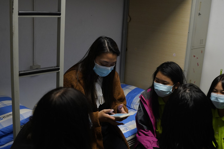 疫情賽風(fēng)雪，師恩駐新華