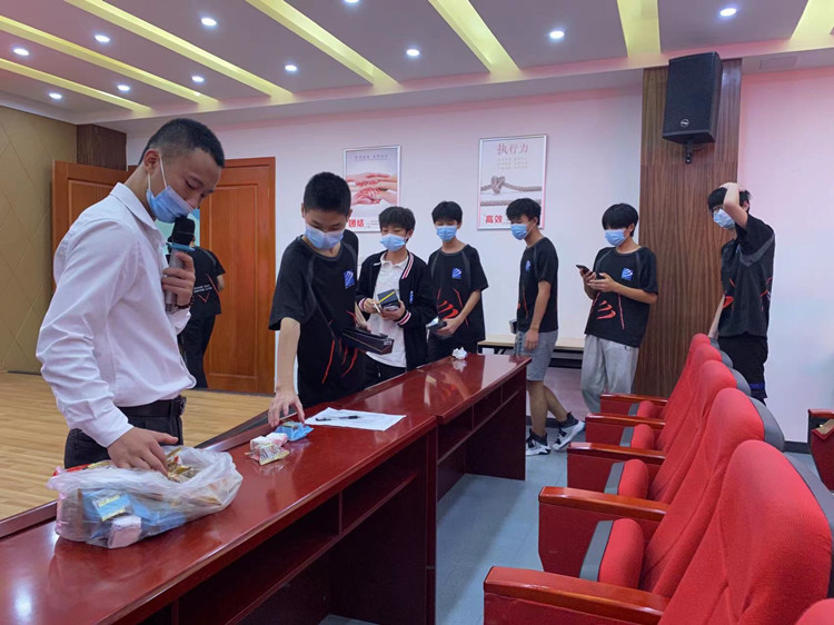 我負(fù)責(zé)雨露陽(yáng)光，你負(fù)責(zé)茁壯成長(zhǎng)