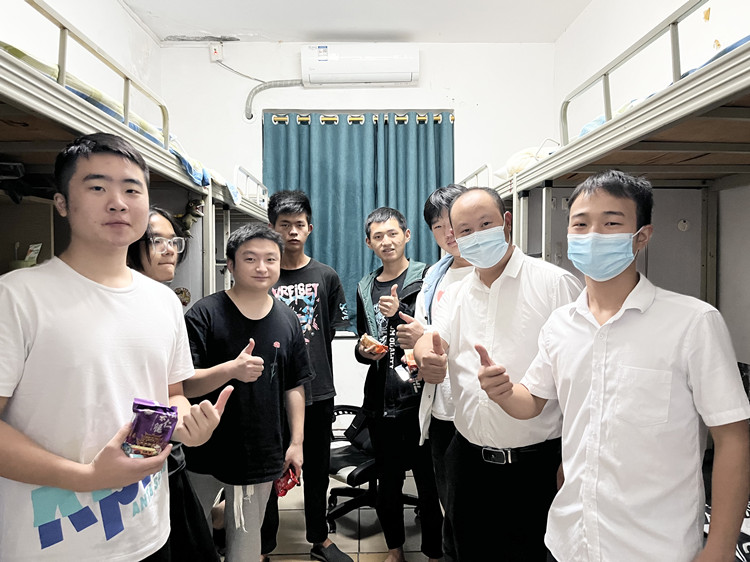 雙節(jié)同慶，情滿校園