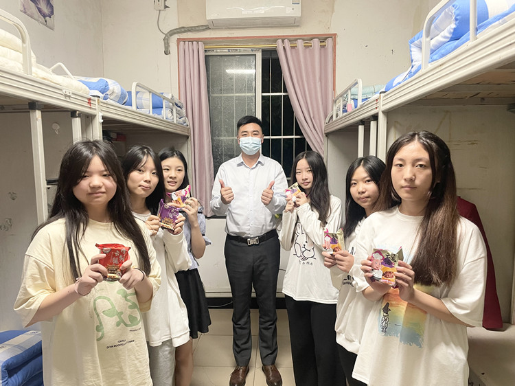 雙節(jié)同慶，情滿校園