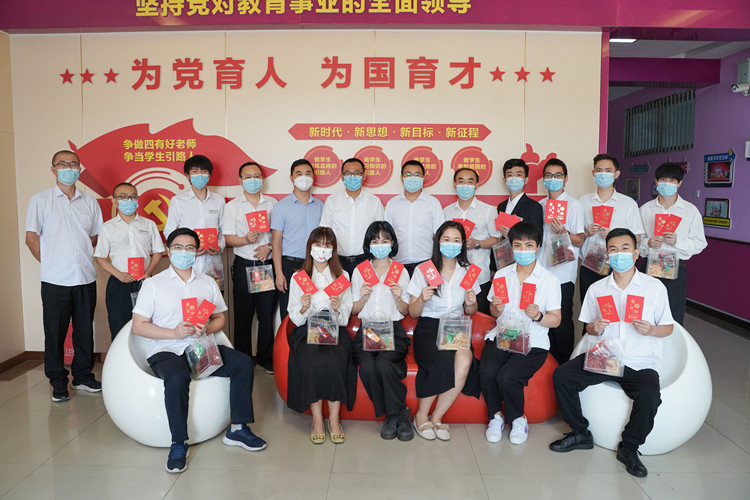 雙節(jié)同慶，情滿校園