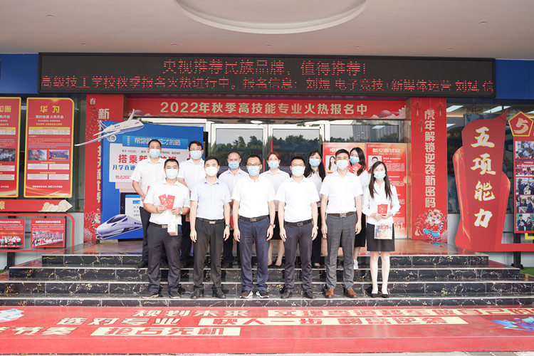 雙節(jié)同慶，情滿校園