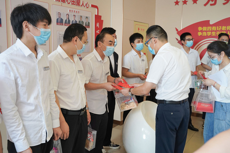 雙節(jié)同慶，情滿校園