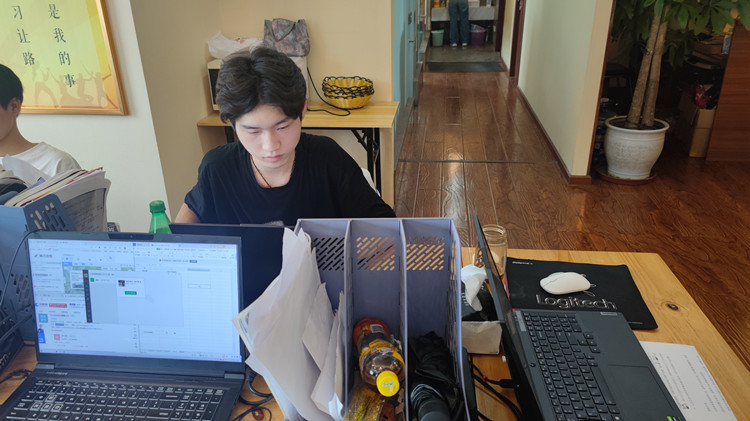 就業(yè)回訪，新華在路上