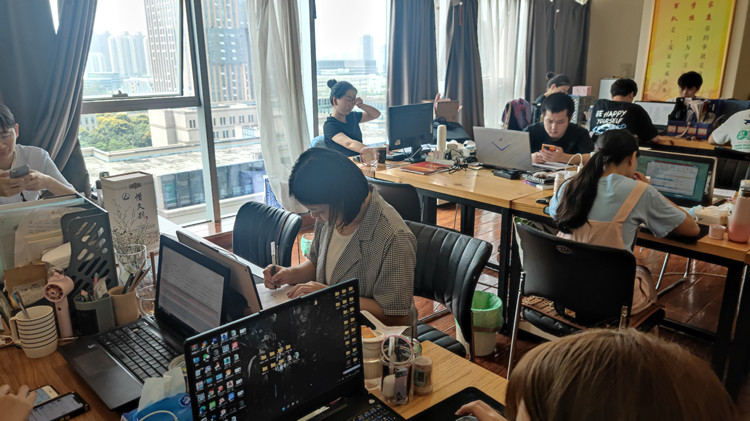 就業(yè)回訪，新華在路上