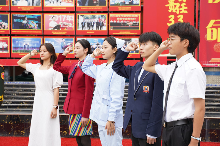 祖國頌！新華迎國慶，祝?！罢b”祖國