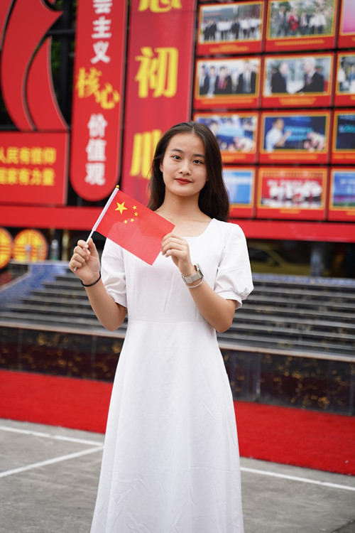 祖國頌！新華迎國慶，祝?！罢b”祖國