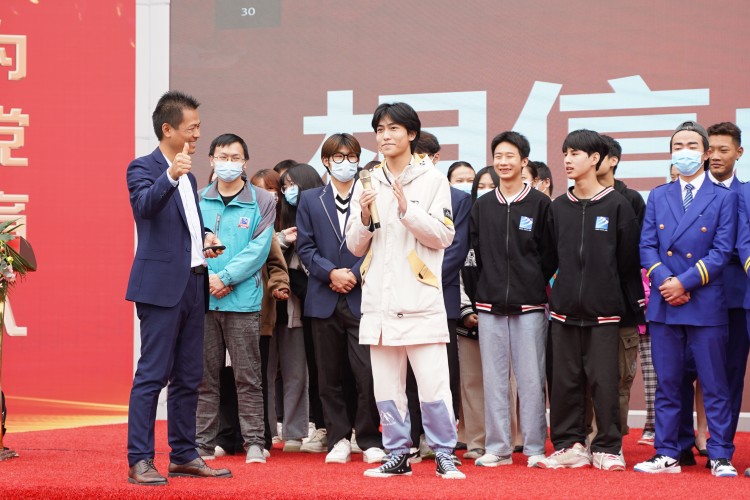 程龍老師新華“學(xué)生習(xí)慣養(yǎng)成教育”主題演講