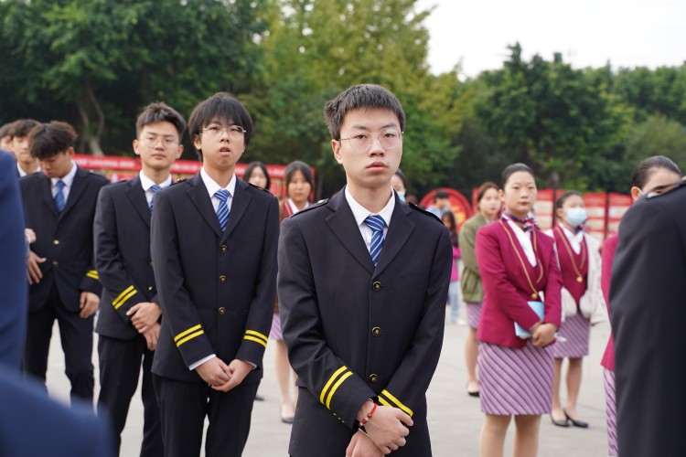 二十大奮進(jìn)譜華章，新華緊隨育棟梁