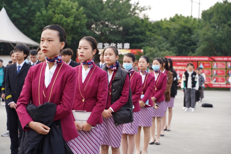 二十大奮進(jìn)譜華章，新華緊隨育棟梁