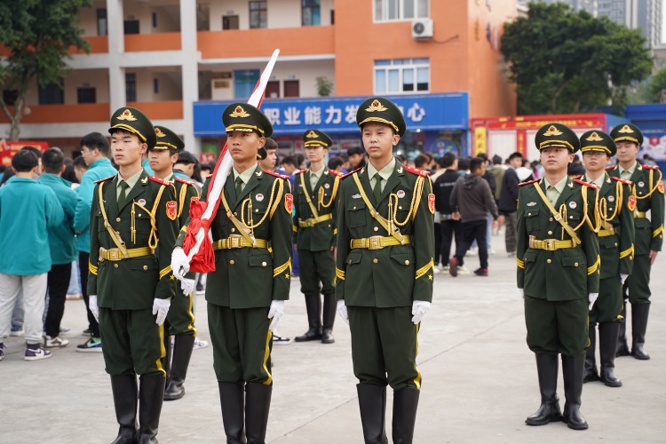 二十大奮進(jìn)譜華章，新華緊隨育棟梁