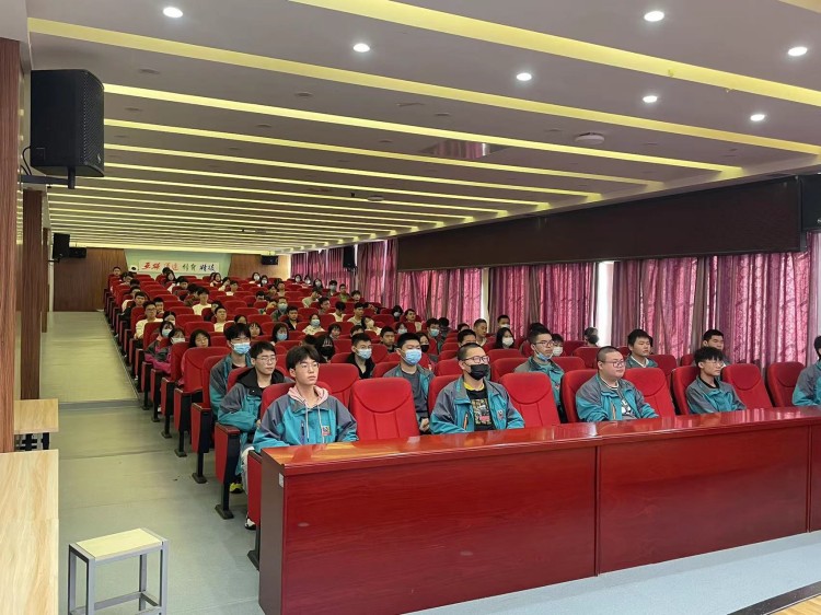 二十大奮進(jìn)譜華章，新華緊隨育棟梁