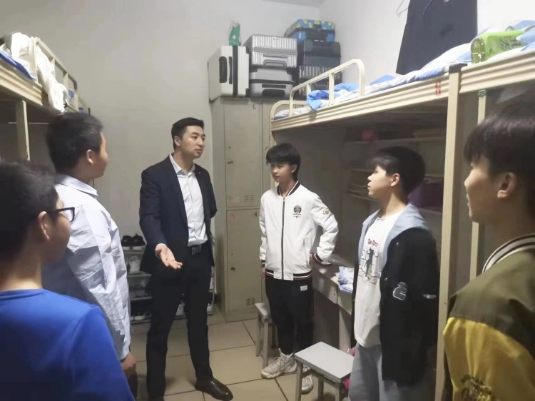 二十大奮進(jìn)譜華章，新華緊隨育棟梁