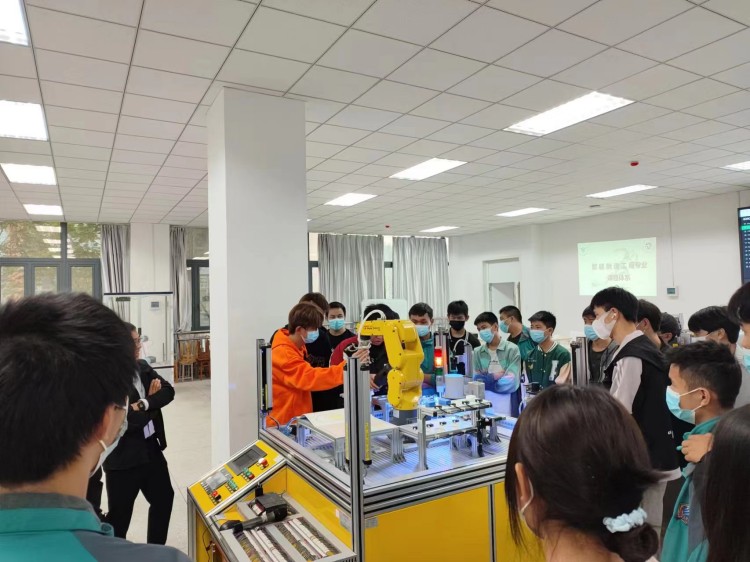 新華學(xué)子智能制造實訓(xùn)基地研學(xué)游完美收官