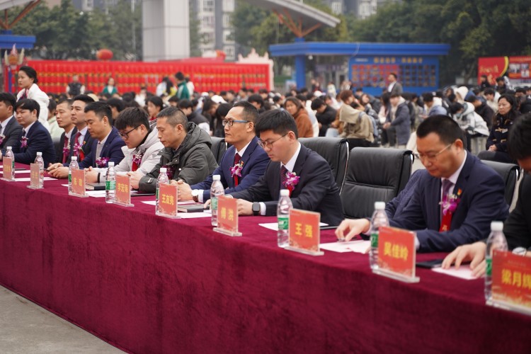 青春心向黨！與新華新生團(tuán)員一起見(jiàn)證這場(chǎng)授牌、揭牌儀式