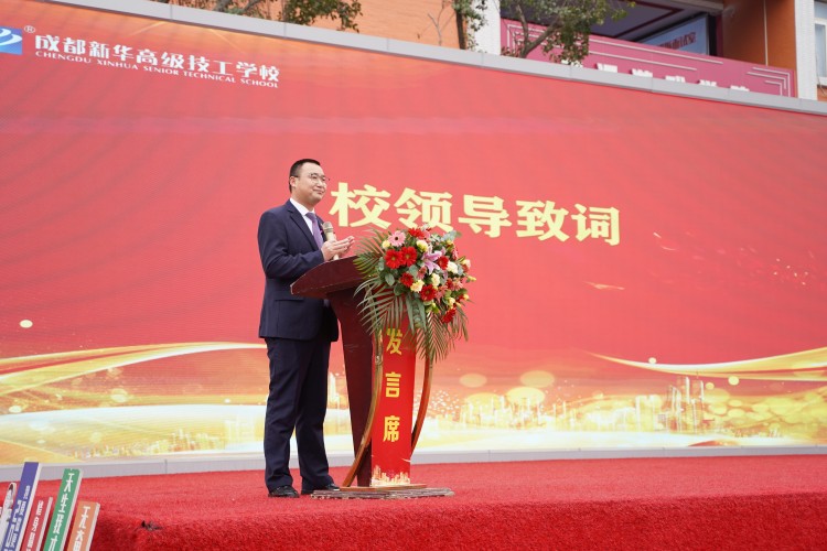 青春心向黨！與新華新生團(tuán)員一起見(jiàn)證這場(chǎng)授牌、揭牌儀式