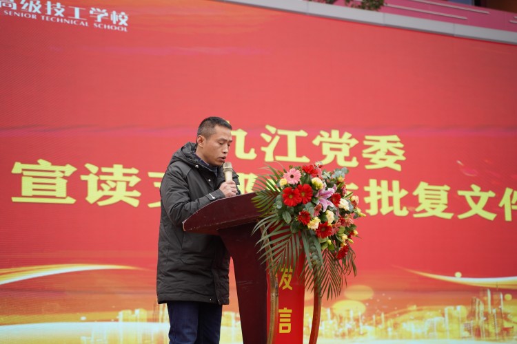 青春心向黨！與新華新生團(tuán)員一起見(jiàn)證這場(chǎng)授牌、揭牌儀式