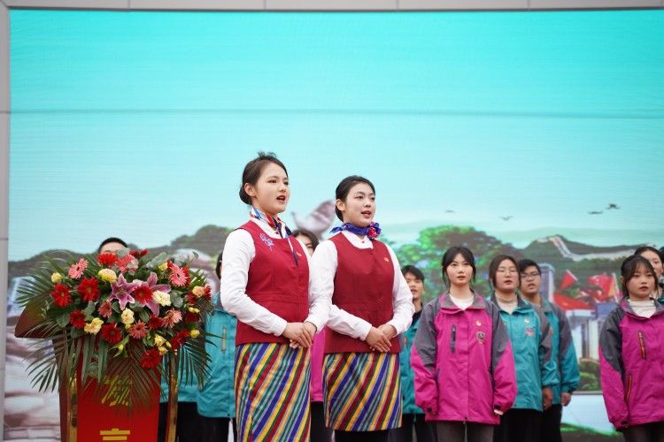 青春心向黨！與新華新生團(tuán)員一起見(jiàn)證這場(chǎng)授牌、揭牌儀式