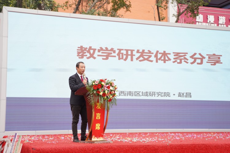 青春心向黨！與新華新生團(tuán)員一起見(jiàn)證這場(chǎng)授牌、揭牌儀式