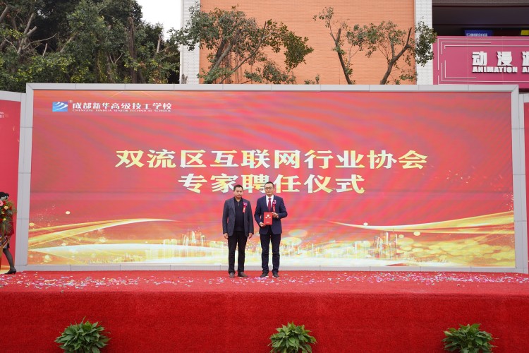 青春心向黨！與新華新生團(tuán)員一起見(jiàn)證這場(chǎng)授牌、揭牌儀式