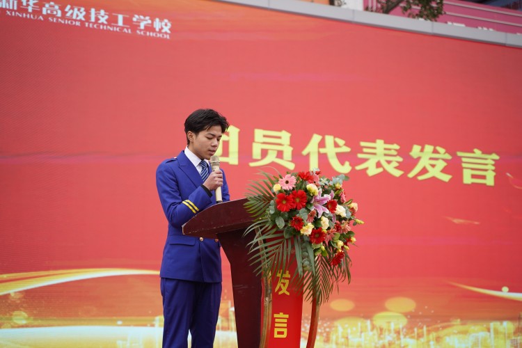 青春心向黨！與新華新生團(tuán)員一起見(jiàn)證這場(chǎng)授牌、揭牌儀式