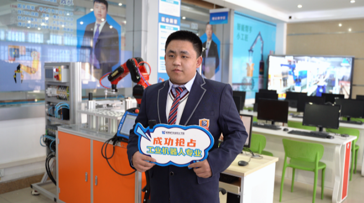 遠行求學(xué)來新華，機器人夢想在此啟航！