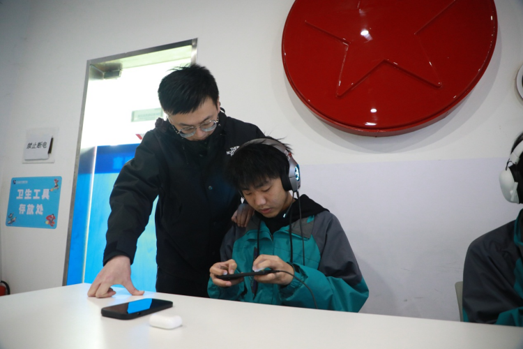 青訓(xùn)營(yíng)少年李雨涵：熱血電競(jìng)，追夢(mèng)職業(yè)之路