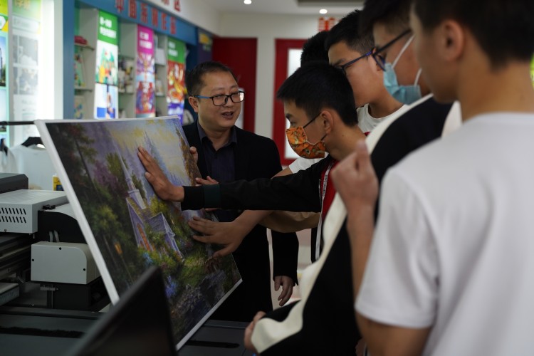 成都新華高級(jí)技工學(xué)校330職教周咨詢周如火如荼進(jìn)行中......