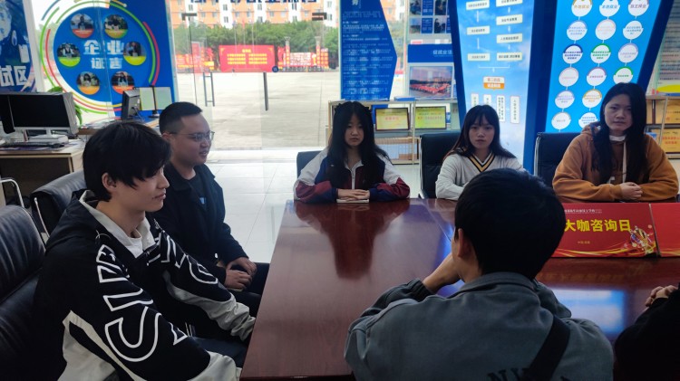 職引未來|成都新華高級(jí)技工學(xué)校專場(chǎng)招聘會(huì)全面開花