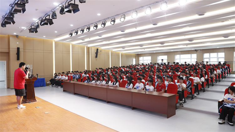 全網(wǎng)超千萬(wàn)粉絲博主敬漢卿現(xiàn)身新華電腦教育2023年新專(zhuān)業(yè)發(fā)布會(huì)主題活動(dòng)