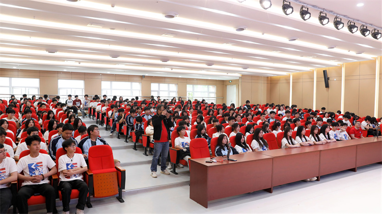 全網(wǎng)超千萬(wàn)粉絲博主敬漢卿現(xiàn)身新華電腦教育2023年新專(zhuān)業(yè)發(fā)布會(huì)主題活動(dòng)