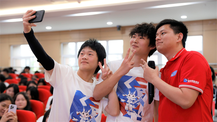 全網(wǎng)超千萬(wàn)粉絲博主敬漢卿現(xiàn)身新華電腦教育2023年新專(zhuān)業(yè)發(fā)布會(huì)主題活動(dòng)