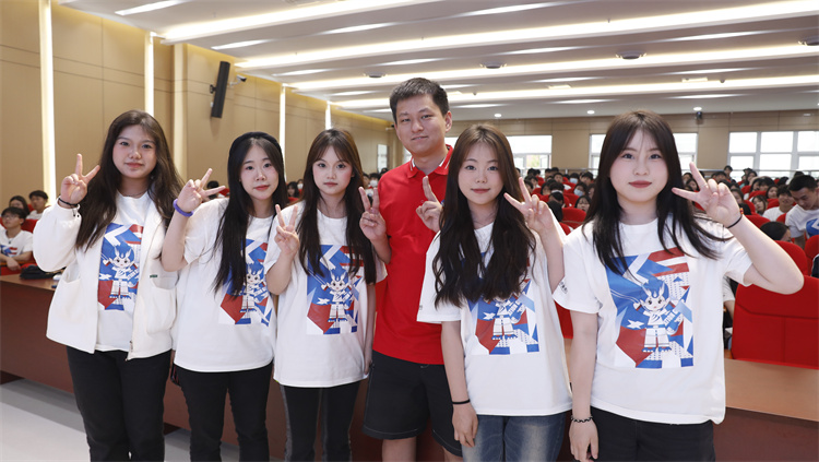 全網(wǎng)超千萬(wàn)粉絲博主敬漢卿現(xiàn)身新華電腦教育2023年新專(zhuān)業(yè)發(fā)布會(huì)主題活動(dòng)