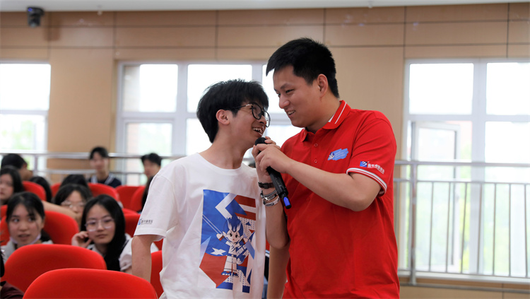 全網(wǎng)超千萬(wàn)粉絲博主敬漢卿現(xiàn)身新華電腦教育2023年新專(zhuān)業(yè)發(fā)布會(huì)主題活動(dòng)