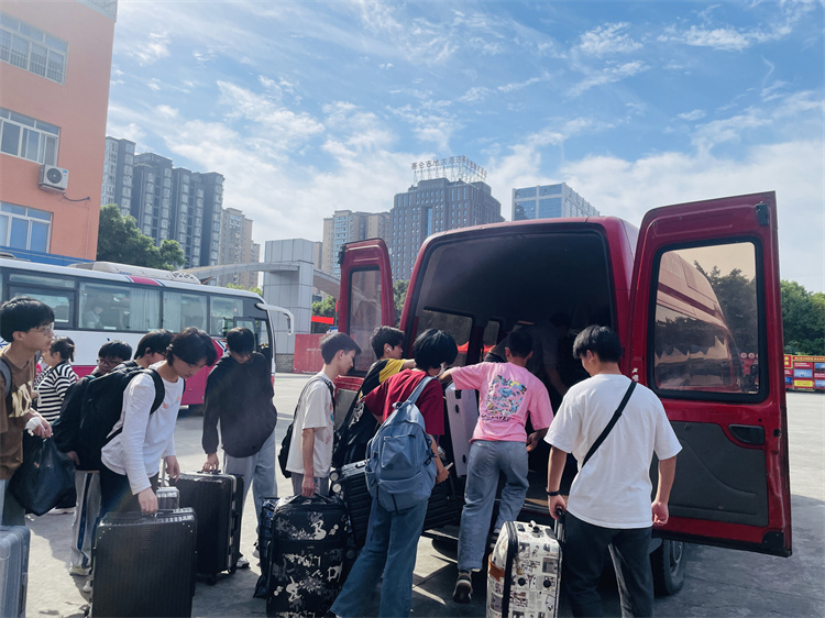 不負韶華，再攀高峰！新華京東社會實踐歡送會