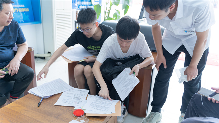 同成長，齊奮進(jìn)！自貢雙胞胎兄弟雙雙報(bào)考成都新華